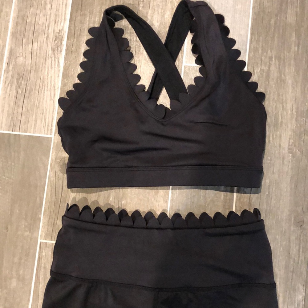 Matching scallop yoga set